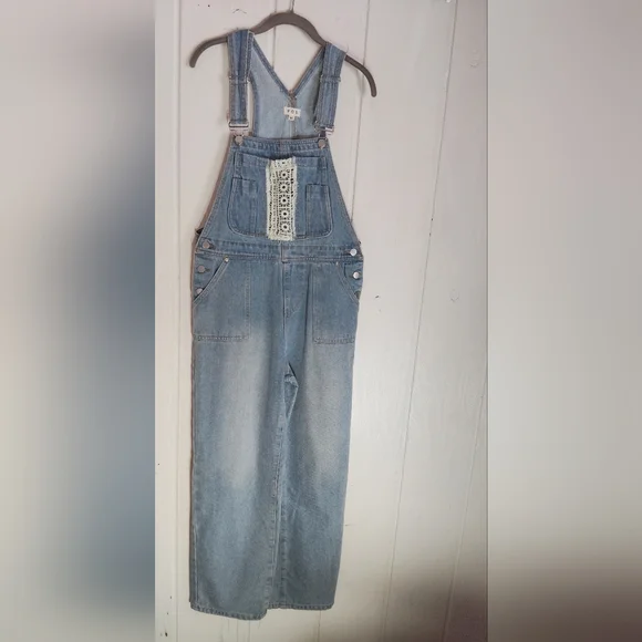 NWT!! POL, Chic Overalls with Embroidery Detail. Size M - Picture 2 of 12